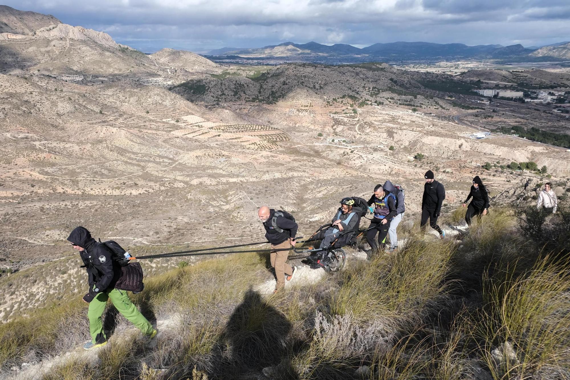 Así ha sido la subida más inclusiva al Monte Bolón de Elda en el día de Reyes