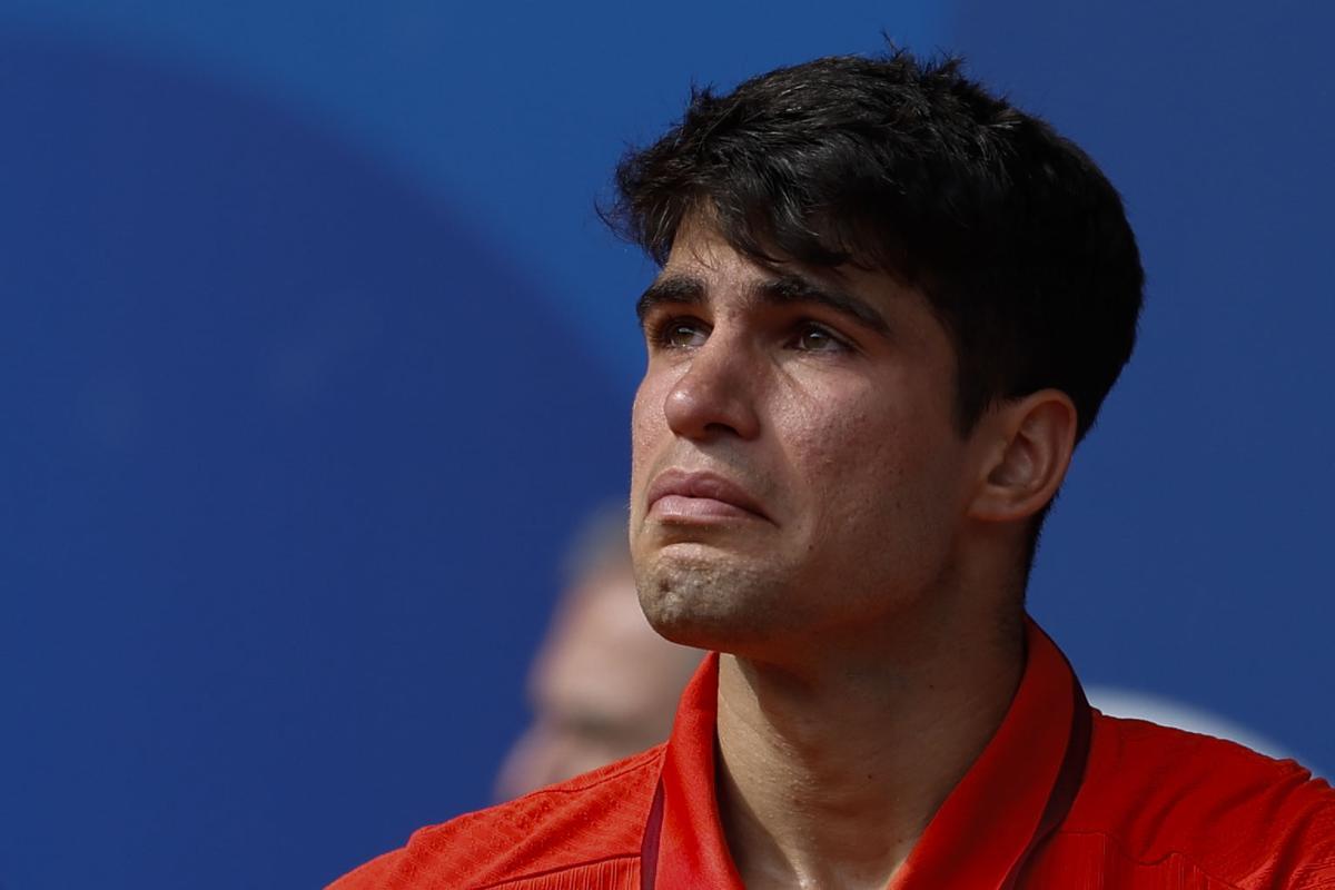 Alcaraz llora tras perder la final olímpica ante Djokovic.