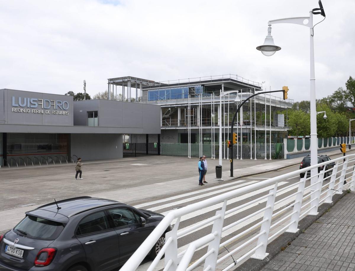 Acceso principal al recinto ferial Luis Adaro, con el Pabellón de Caja Rural de Asturias en obras. | ÁNGEL GONZÁLEZ