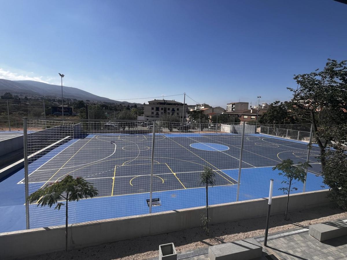 El patio del IES Azorín, sin las canastas instaladas.