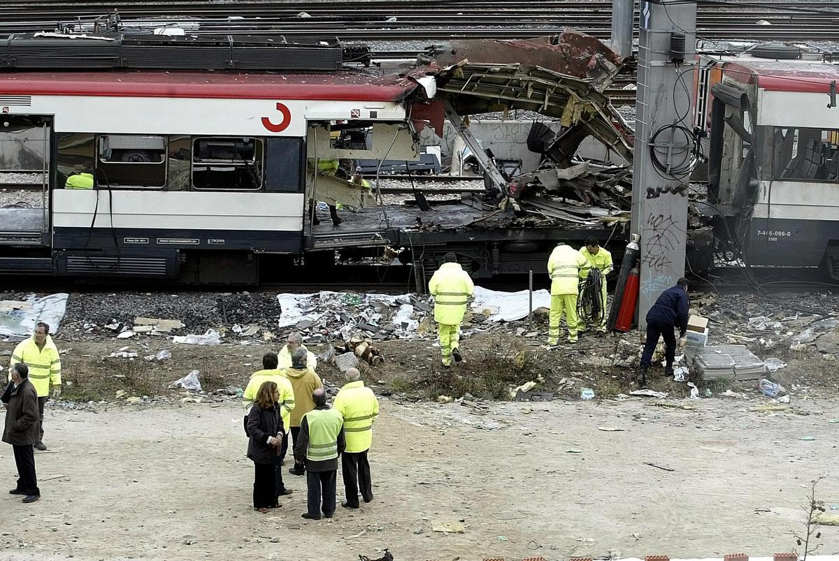 DIA DESPUES DEL ATENTADO DEL 11 DE MARZO. FUNCIONARIOS DE RENFE TRABAJAN EN LOS RESTOS DEL TREN QUE SUFRIO EL ATENTADO EN LAS CERCANIAS DE LA ESTACION DE ATOCHA DE MADRID.