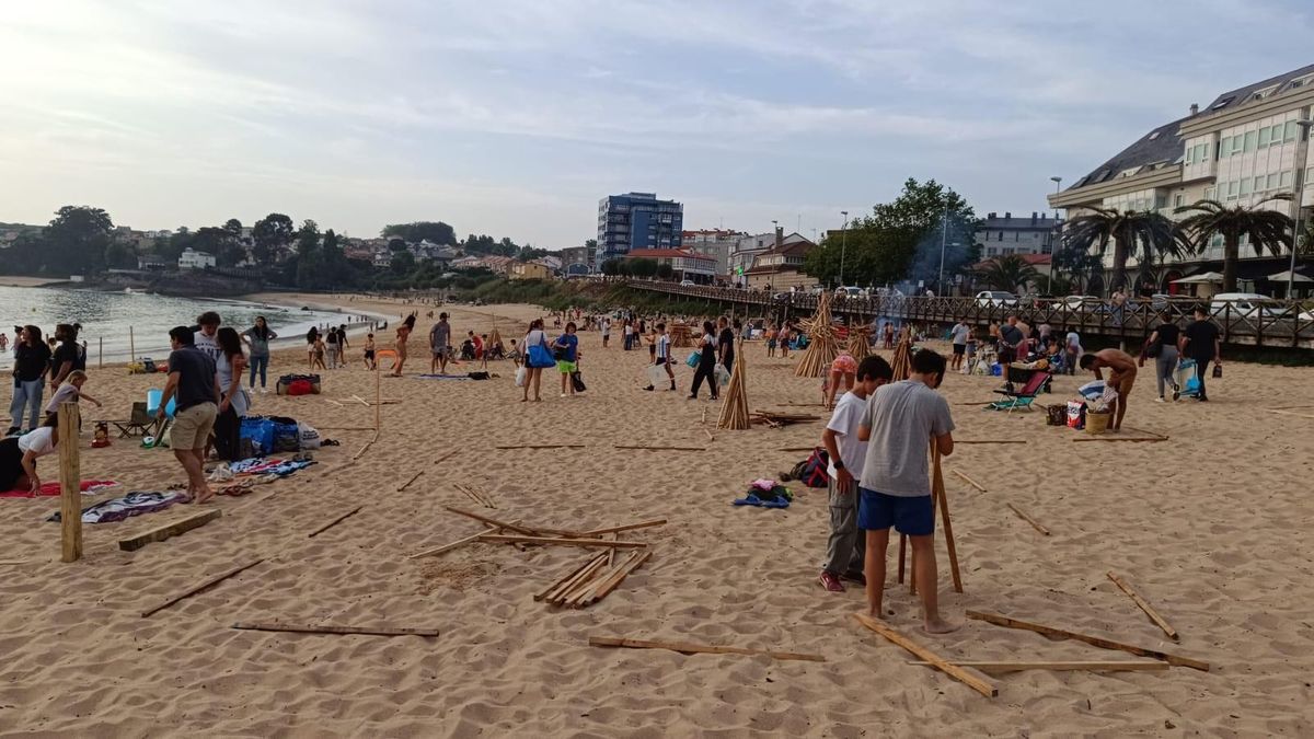 Celebración de San Juan en la playa de Mera
