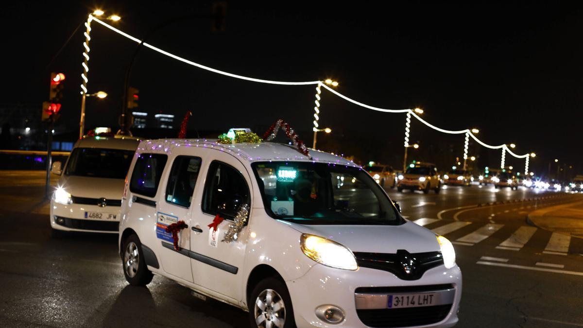Imagen de archivo de un taxista recorriendo Zaragoza.