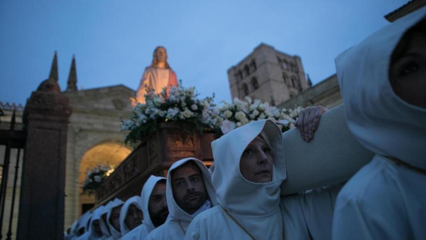 Comienzo de la procesión de Luz y Vida desde la Catedral en un instante de la Semana Santa de Zamora 2019.