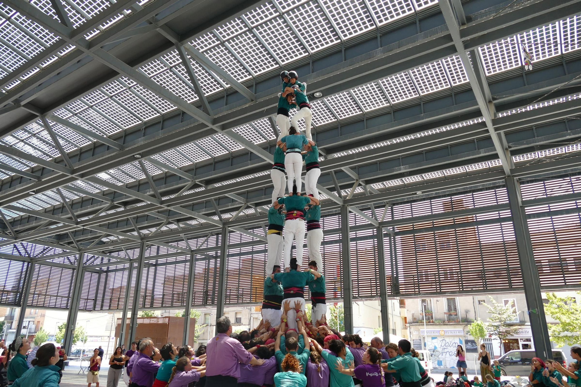 La plaça Catalunya de Figueres s’omple de castells en una Diada de Sant Pere marcada per calor