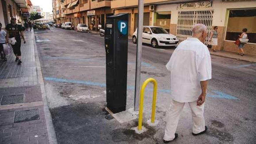 Los vileros se niegan a estacionar sus vehículos en las calles de la zona azul.