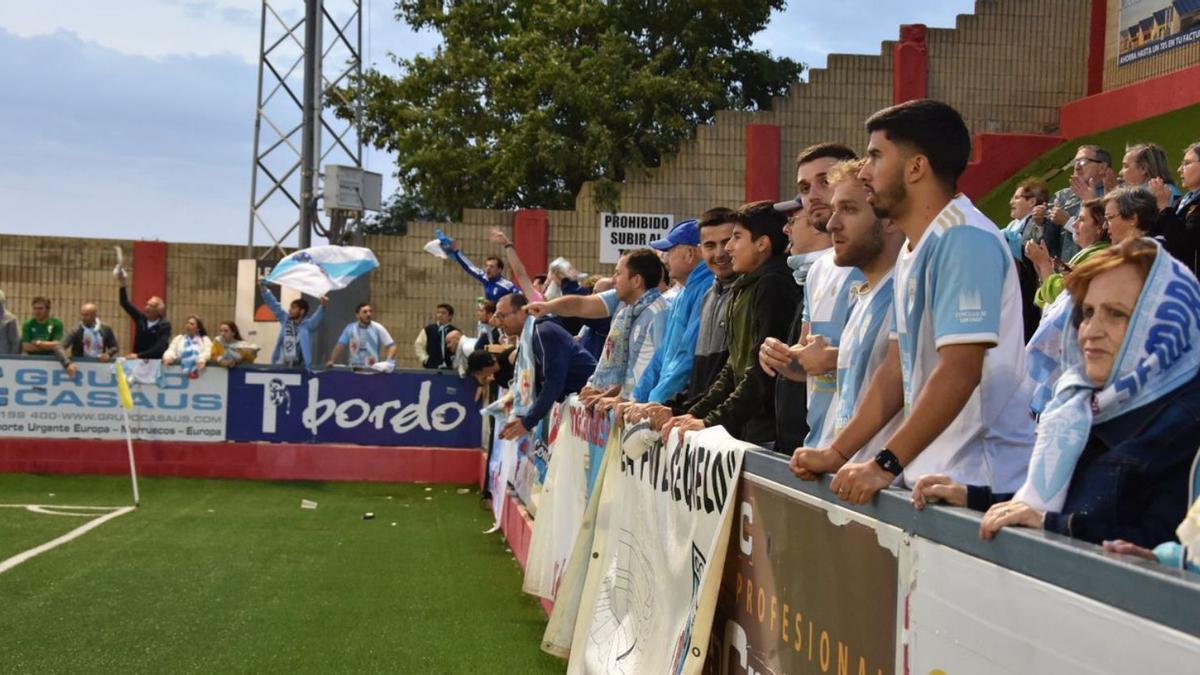 La afición compostelanista se hizo notar en Aragón, animando a los suyos hasta el último minuto / b.f.