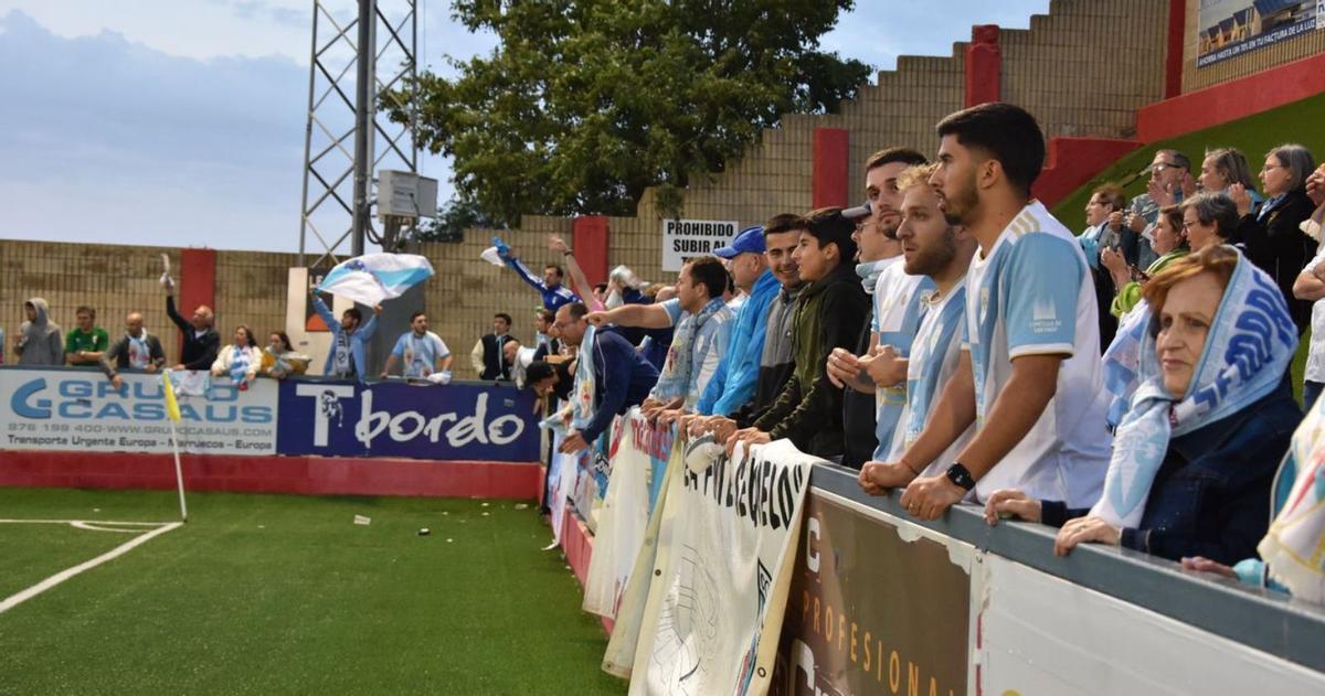 La afición compostelanista se hizo notar en Aragón, animando a los suyos hasta el último minuto / b.f.