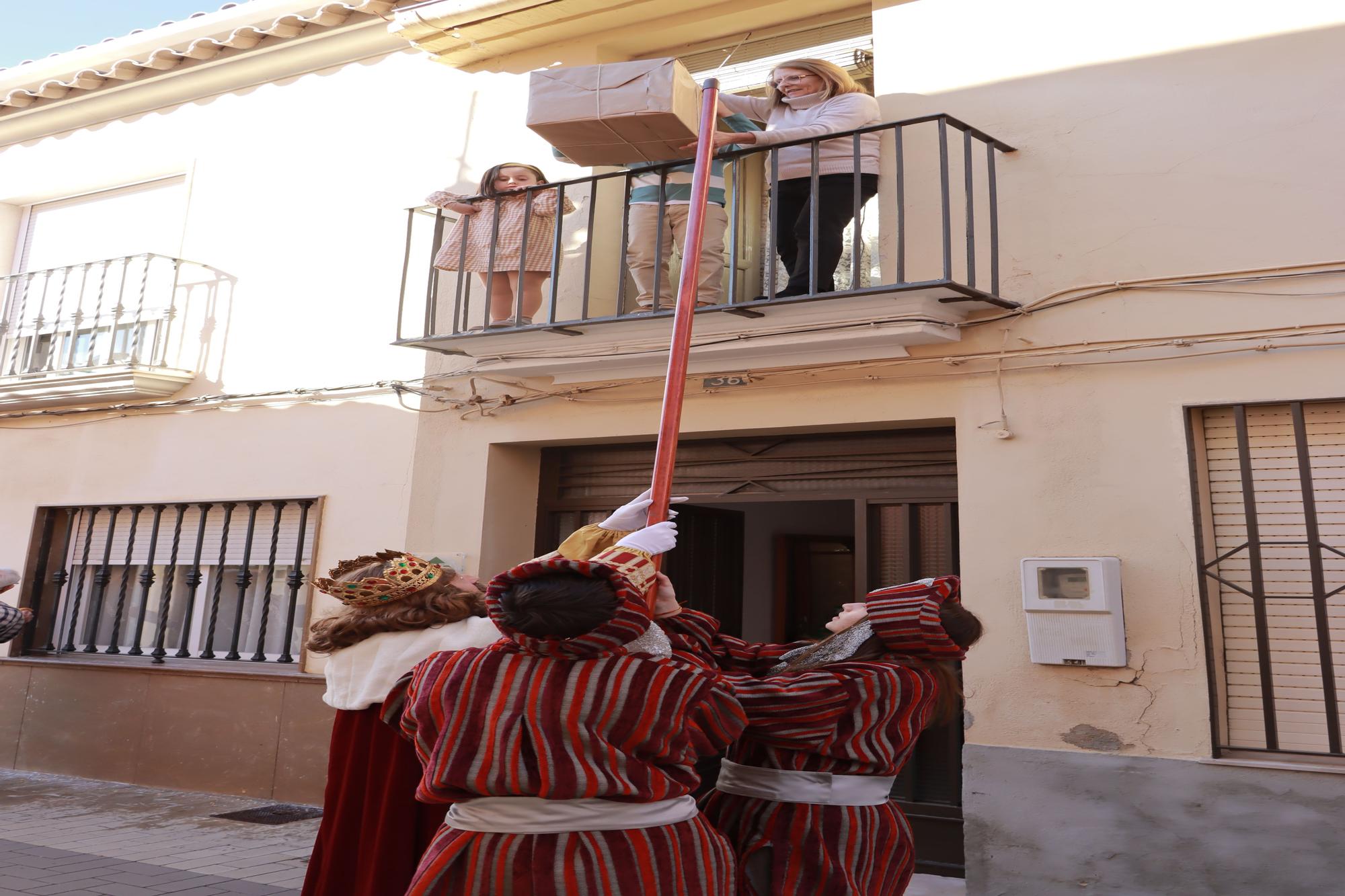 Los Reyes Mayos premian a los vecinos de Vila-real con cientos de regalos en este 2023