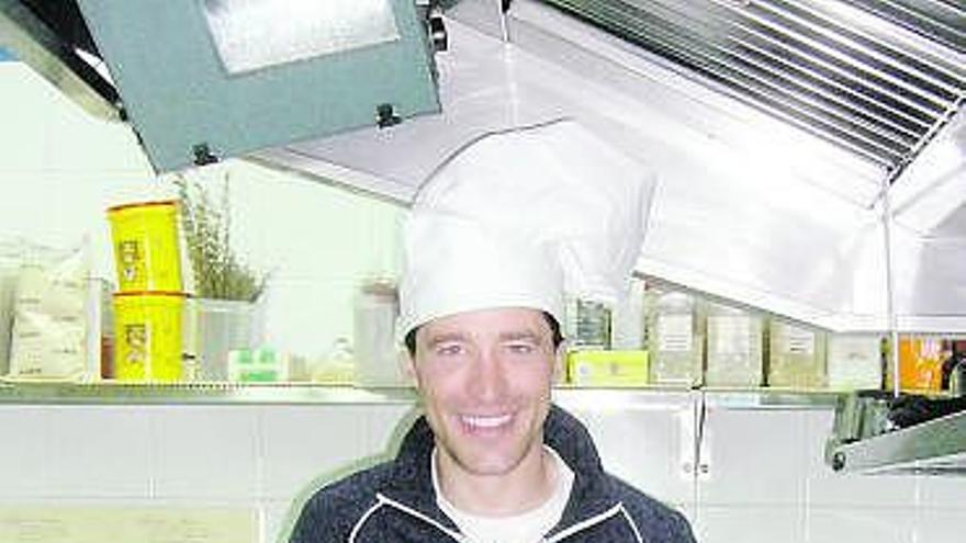 Chechu Rubiera, durante la concentración en Tenerife, ensayando en la cocina.