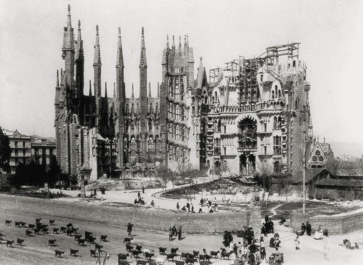 En 1882 empiezan las obras de la Sagrada Familia. La imagen a principios de siglo XX