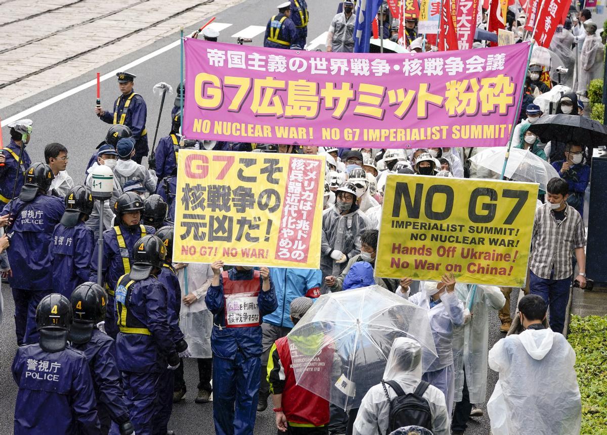 Los líderes del G7 visitan el Memorial Park para las víctimas de la bomba atómica en Hiroshima, entre protestas