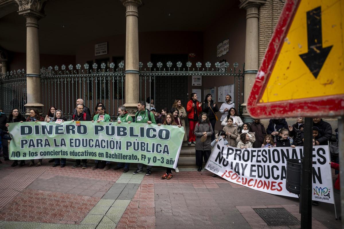 Concentración en defensa de la escuela pública en el colegio Gascón y Marín de Zaragoza, este miércoles. Concentración en defensa de la escuela pública en el colegio Gascón y Marín de Zaragoza, este miércoles.