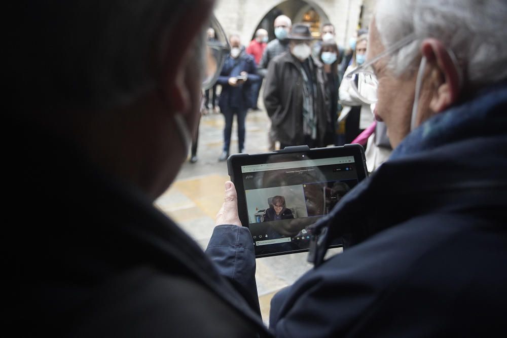 Companys, amics i familiars acomiaden en un acte sorpresa a l'interventor municipal