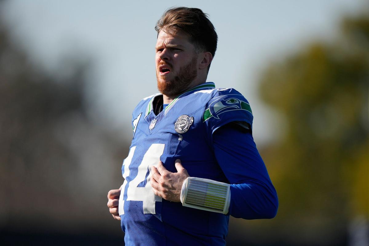 Seattle Seahawks quarterback Sam Darnold (14) runs drills during an NFL Super Bowl football practice on Wednesday, Feb. 4, 2026, in San Jose, Calif., ahead of Super Bowl 60 between the New England Patriots and the Seattle Seahawks. (AP Photo/Brynn Anderson). Editorial use only / Only Italy and Spain