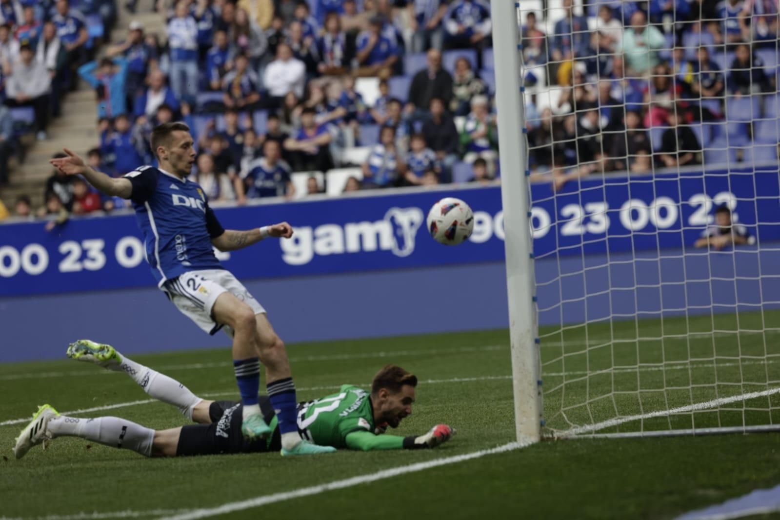 EN IMÁGENES: Partido y ambientazo del Real Oviedo-Racing de Santander disputado en el Tartiere