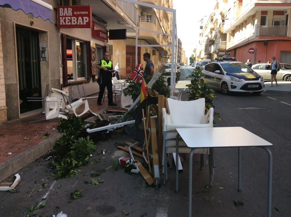 Un vehículo ha perdido el control y ha arrollado dos terrazas en la calle Vicente Blasco Ibánez de Torrevieja