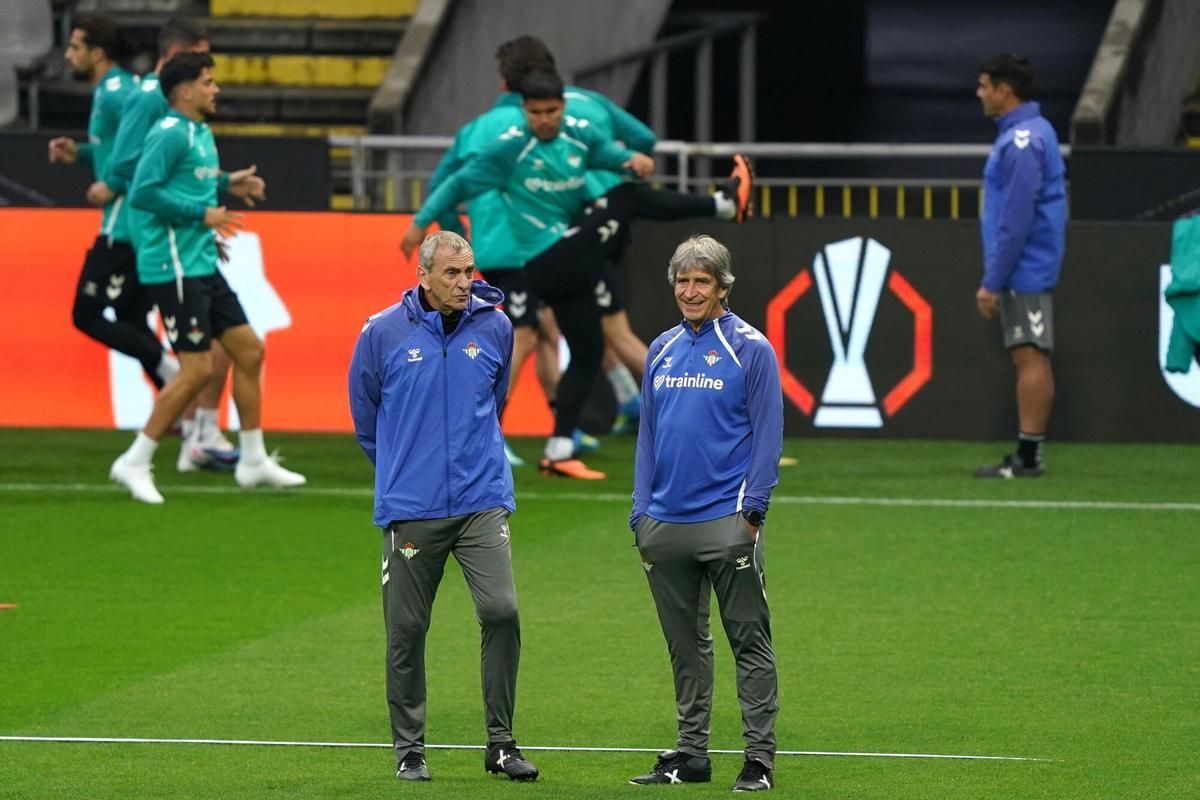 Manuel Pellegrini junto a Rubén Cousillas en el Estadio Municipal de Braga en la previa del Braga-Betis de cuartos de Europa League