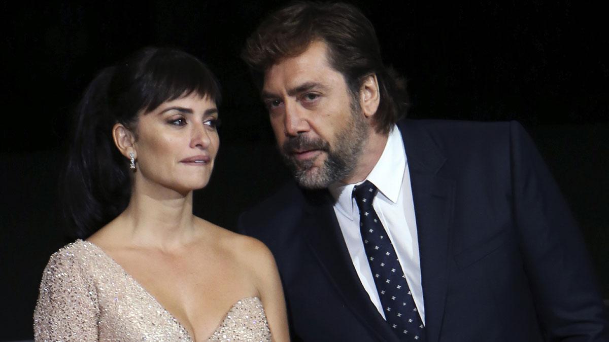 Penélope Cruz y Javier Bardem donan mascarillas y guantes al Hospital La Paz