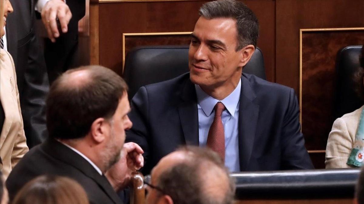 Oriol Junqueras y Pedro Sánchez se saludan en el Congreso.