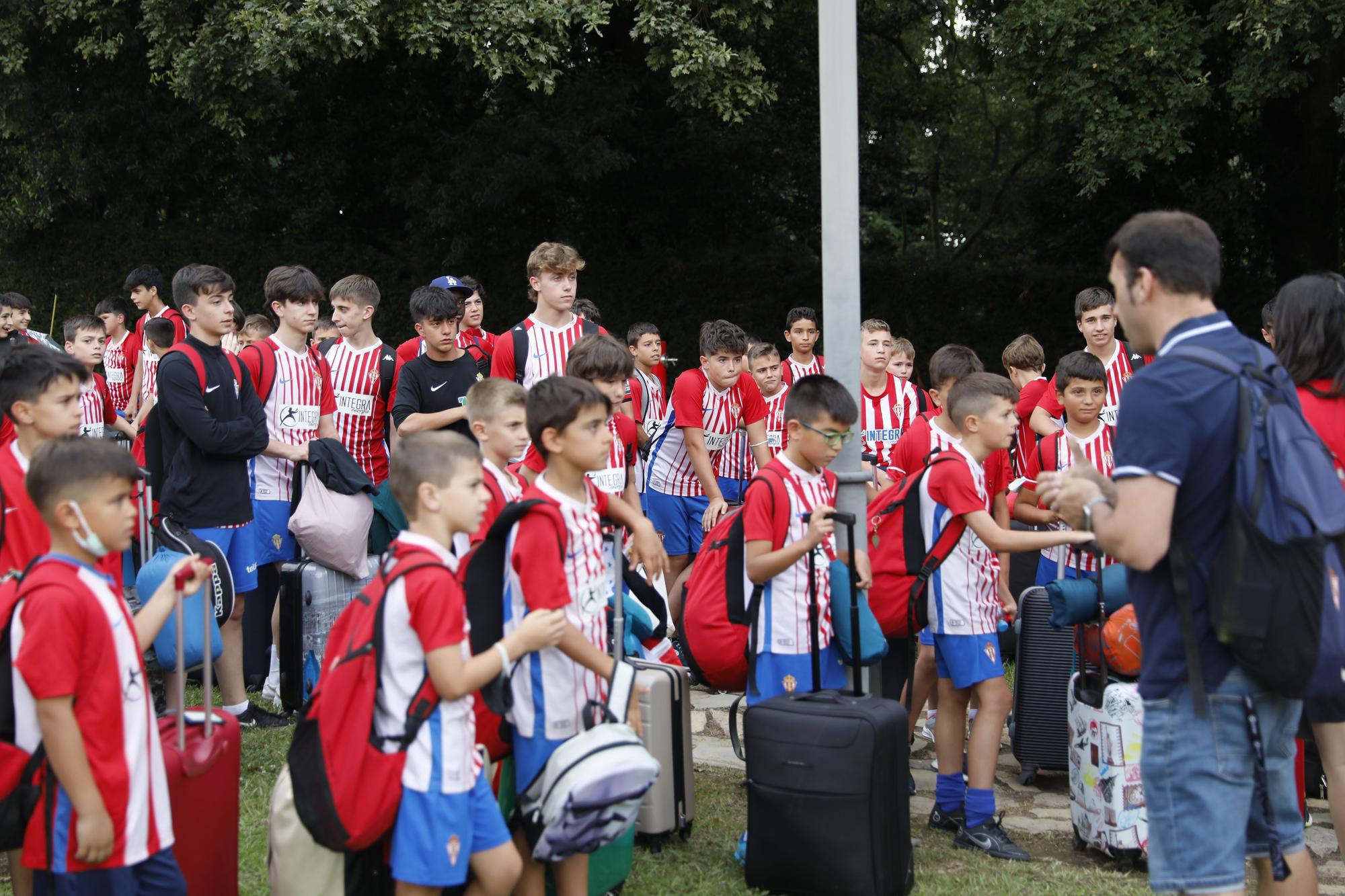 En imágenes: La escuela del fútbol del Sporting recibe a un centenar de jóvenes del primer turno del campus