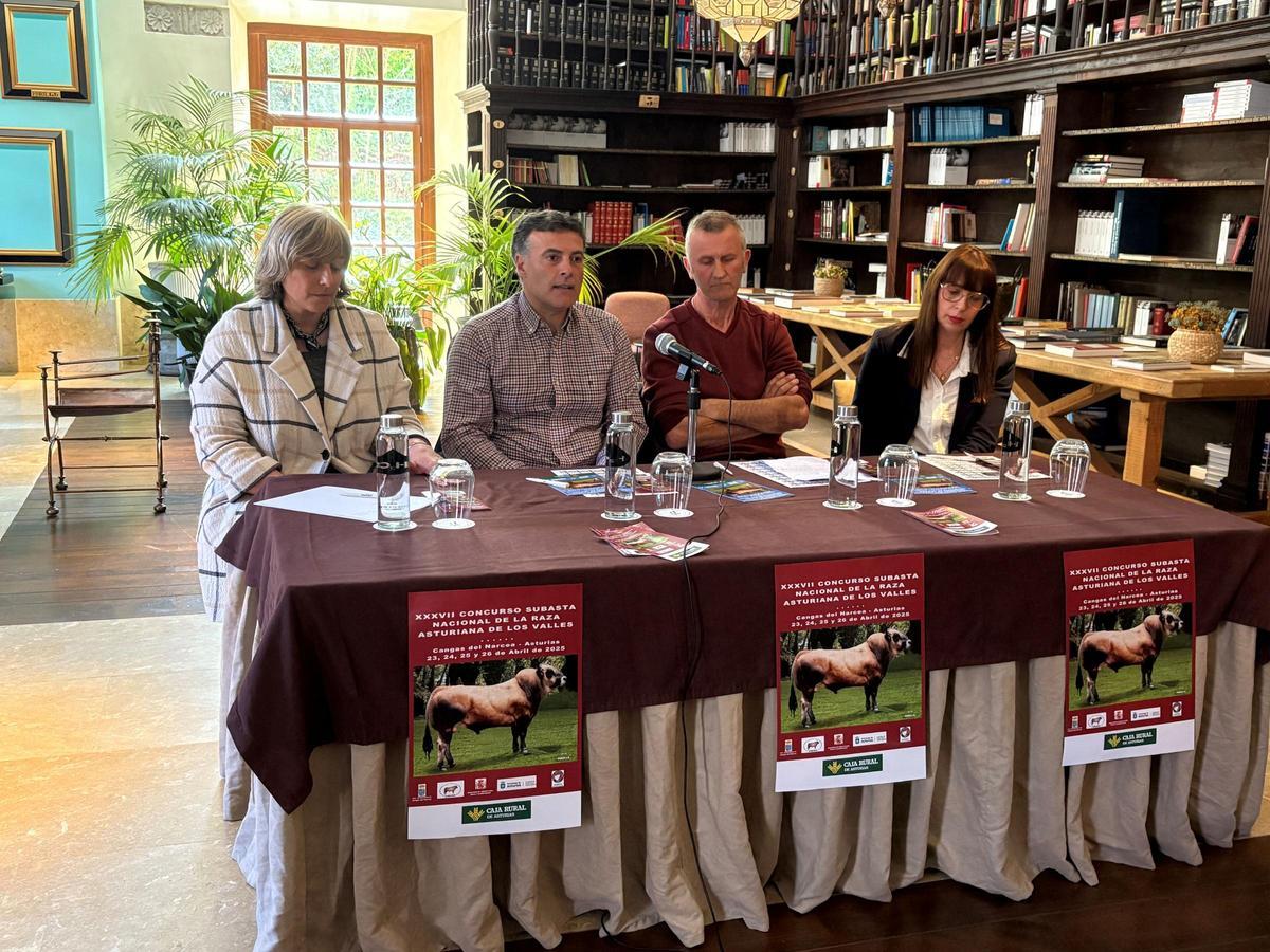 Por la izquierda, Rocío Huerta, José Luis Fontaniella, Amable Fernández y Pilar Martínez, de la Caja Rural.