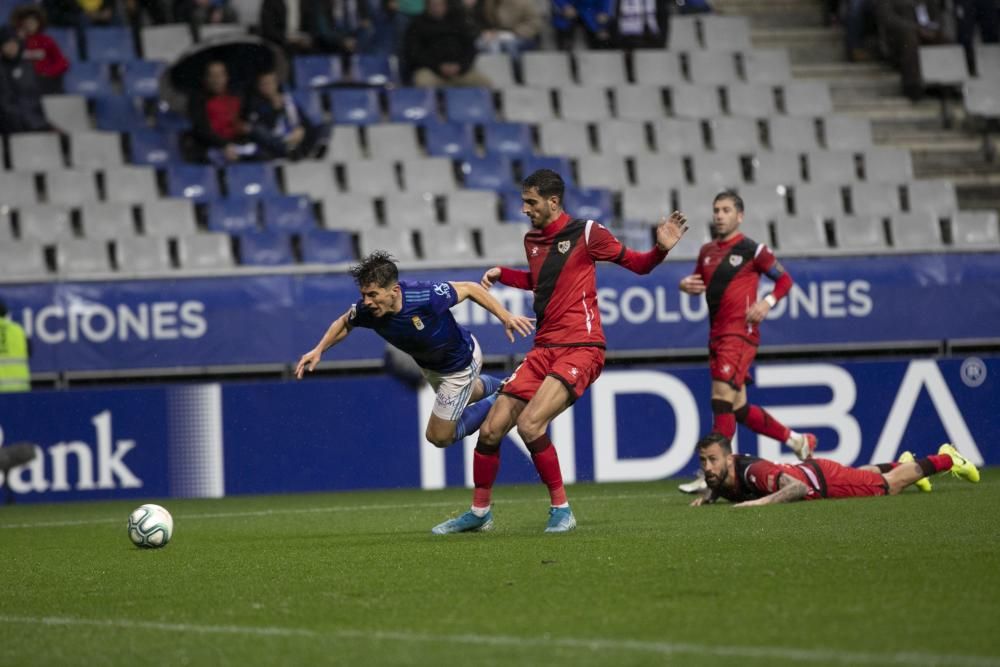 El partido entre el Real Oviedo y el Rayo Vallecano, en imágenes