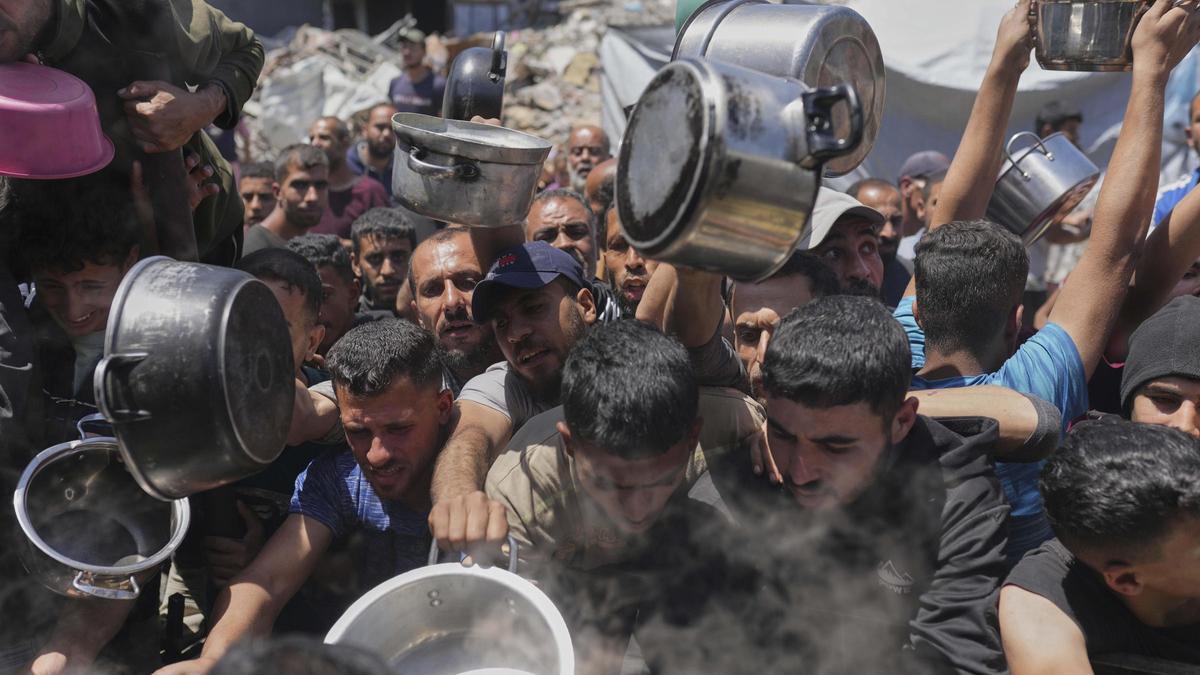 Palestinos en un reparto de comida en Beit Lahia (Gaza).