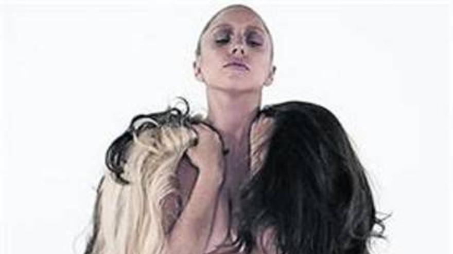 Lady Gaga posa calva, sin maquillaje y sin ropa