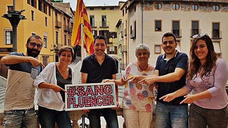 Marc Canturri, Dani Perona i Pilar Màrquez amb els representants del Banc de Sang i responsables polítics