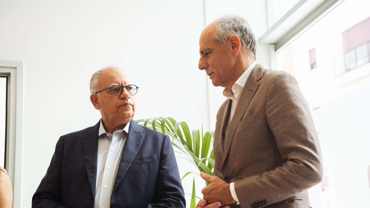 Casimiro Curbelo (i) y Santiago Sesé (d) durante una visita a La Gomera.