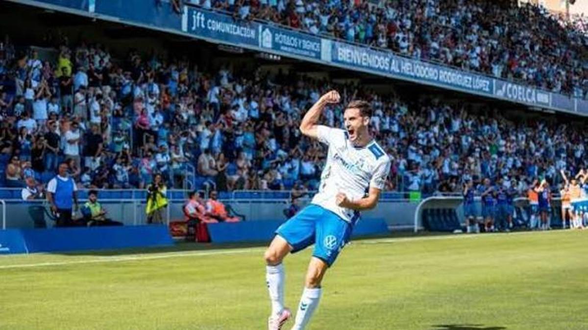 De Miguel celebra un gol con el Tenerife.