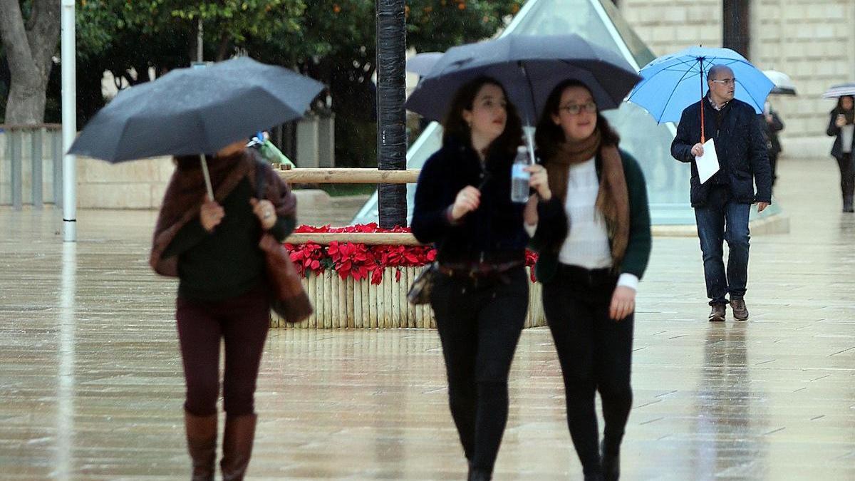 La calle Alcazabilla en una jornada lluviosa.