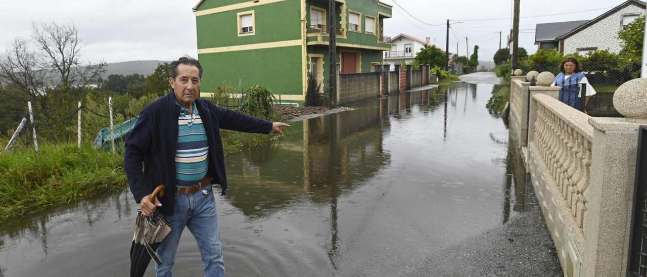 Dos vecinos muestran el tramo de la calle Campanario, completamente anegada. |   // PABLO HERNÁNDEZ