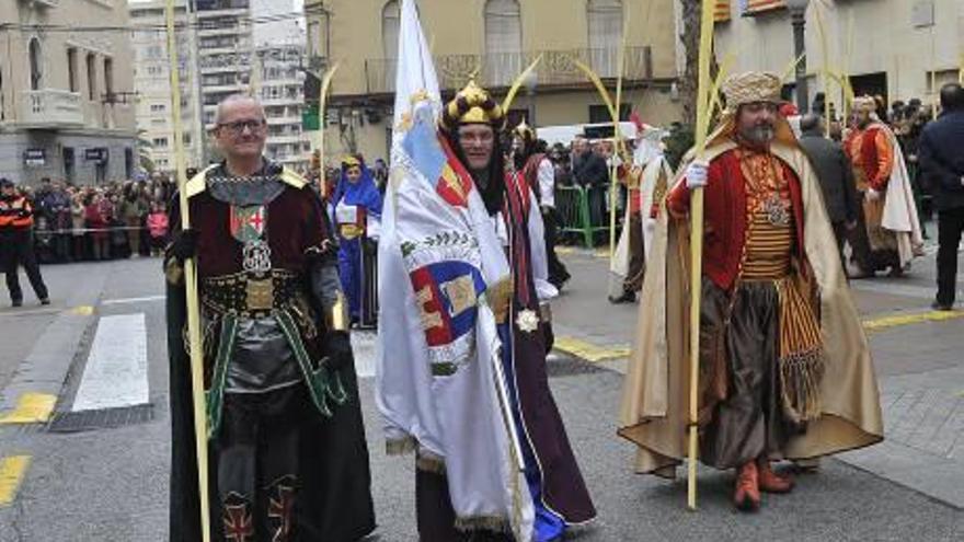Festeros de Moros y Cristianos de Elche, que ayer volvieron a participar en la romería, y la Escuela de Heraldos de la Venida.