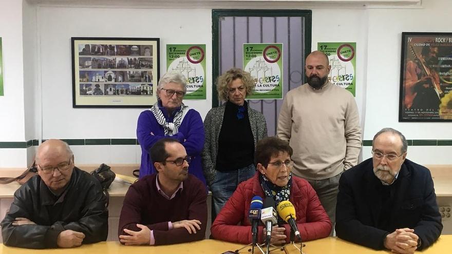 Integrantes del colectivo ciudadano «Las Claras a Las Claras», durante la rueda de prensa.