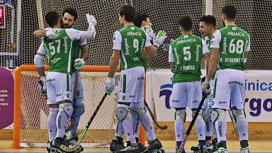 Los jugadores del Deportivo Liceo se saludan al finalizar un partido de esta temporada.