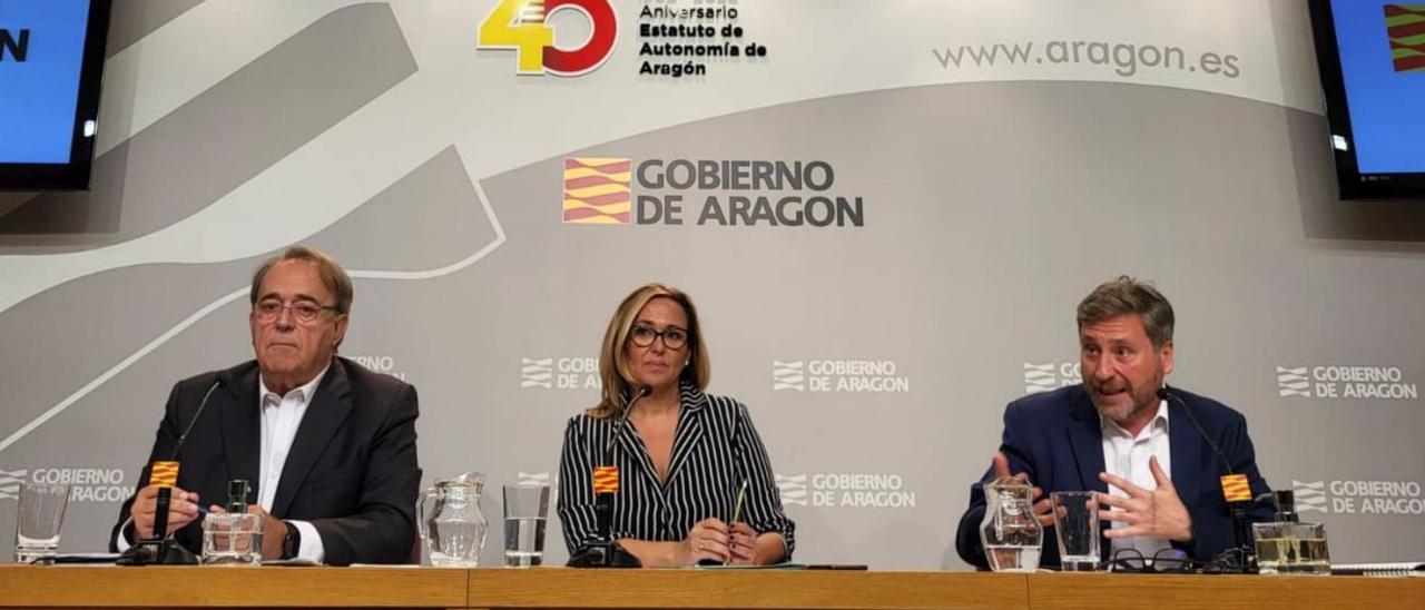 Losconsejeros Pérez Anadón, Mayte Pérez y José Luis Soro, ayer tras el Consejo de Gobierno. | DGA