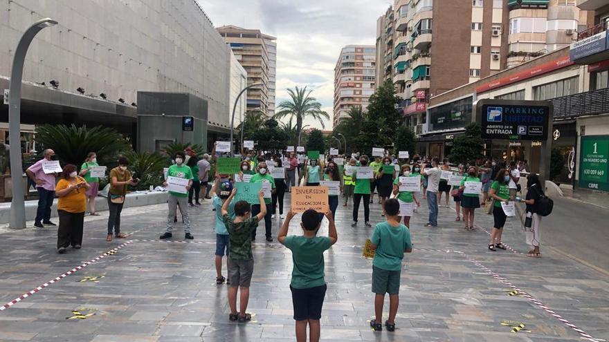 Marea Verde simula la "imposibilidad" de guardar la distancia de seguridad en un aula