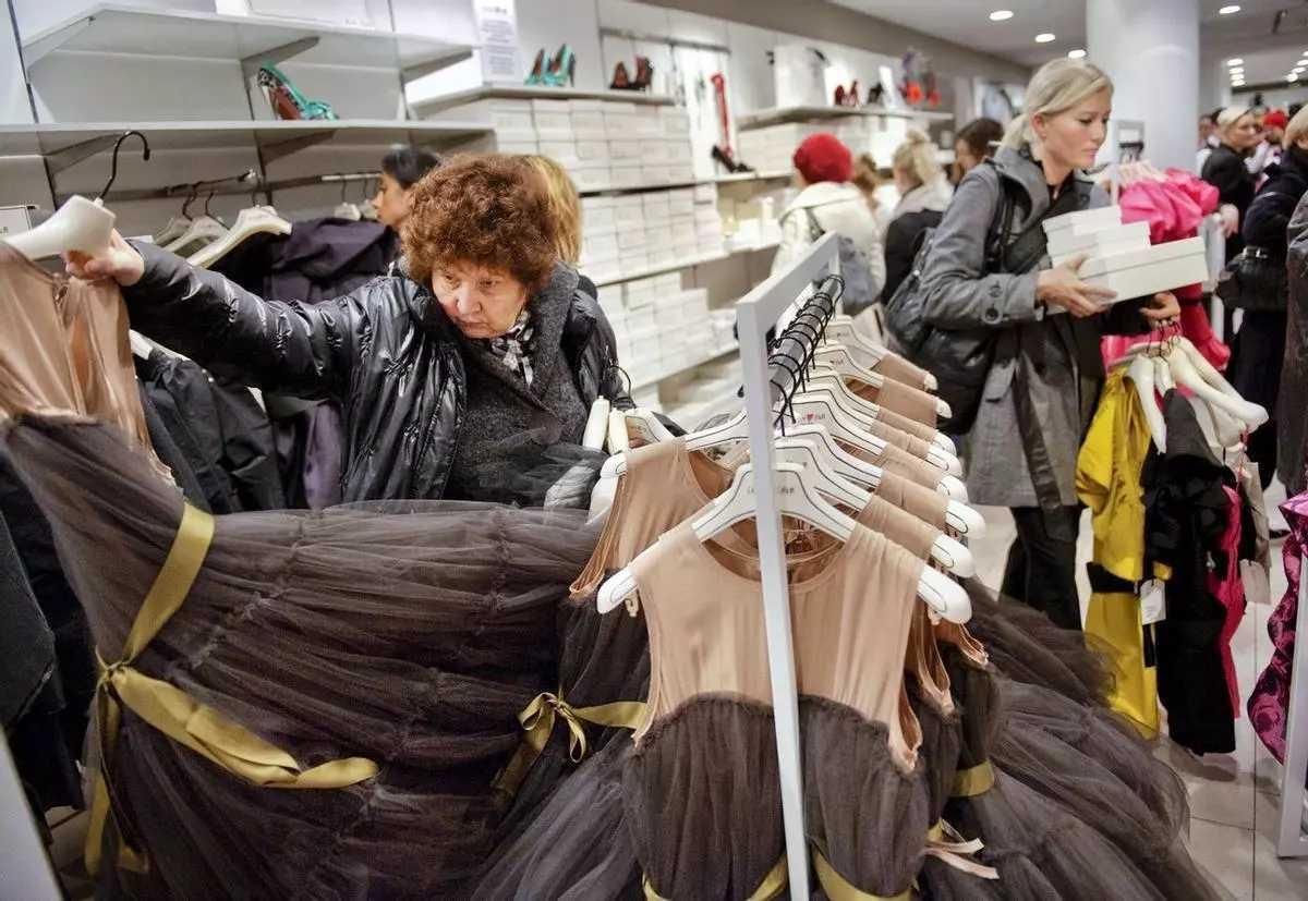 La compra compulsiva de ropa es un problema medioambiental y social.