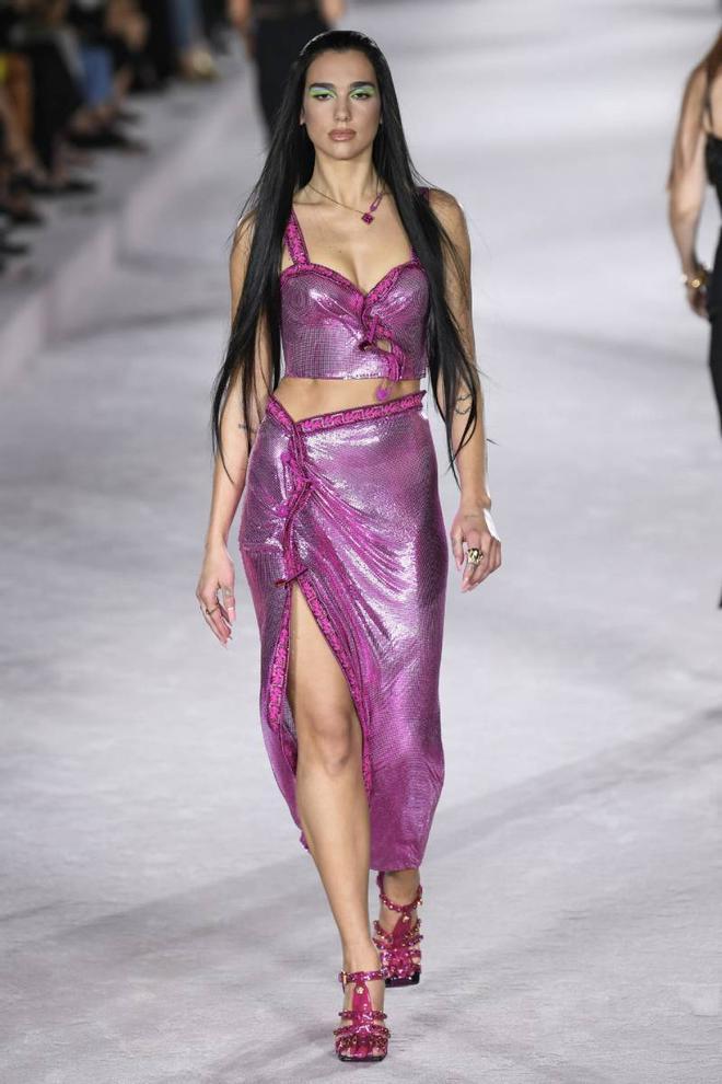 Da Lipa en el desfile de Versace en la Semana de la Moda de Milán 2021