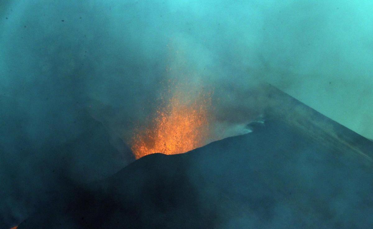 GRAFCAN4602. EL PASO (LA PALMA), 11/10/2021.- El volcán de La Palma cumple 22 días de actividad, que comenzó con la erupción el pasado 19 de septiembre. EFE/ Elvira Urquijo A.