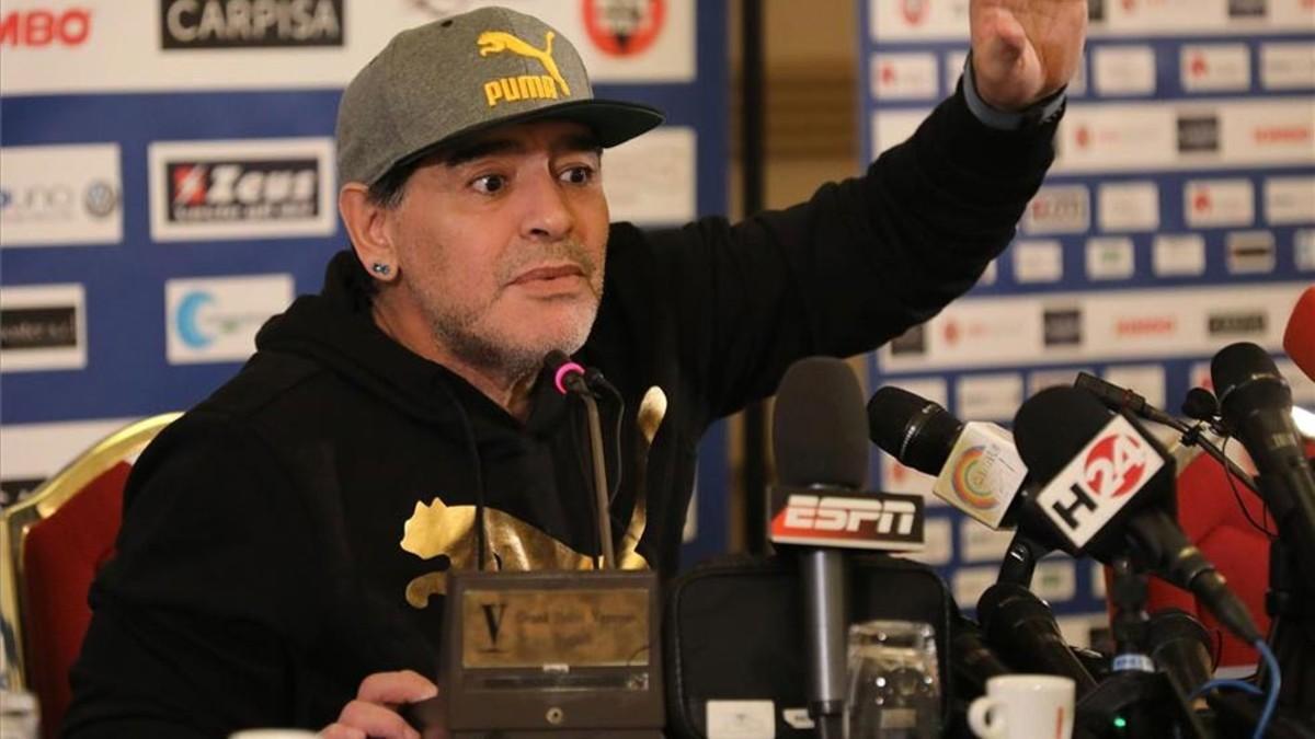 Maradona, atendiendo a los medios en el trigésimo aniversario de su fichaje por el Nápoles