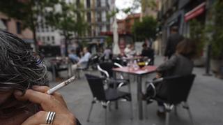 Fumar en las terrazas aumenta el riesgo de contagio de coronavirus