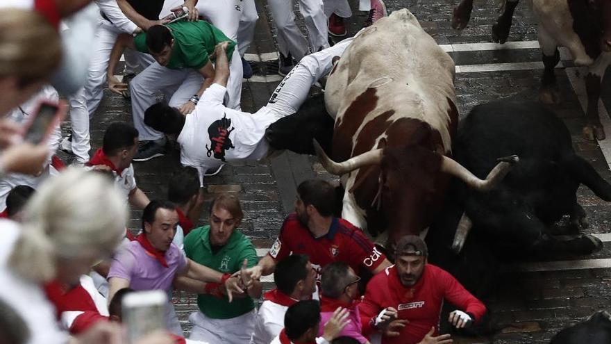 Un herido por asta de toro en un peligroso y rápido primer encierro de Sanfermines