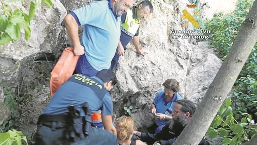 Rescatan a una senderista herida en el río Genilla