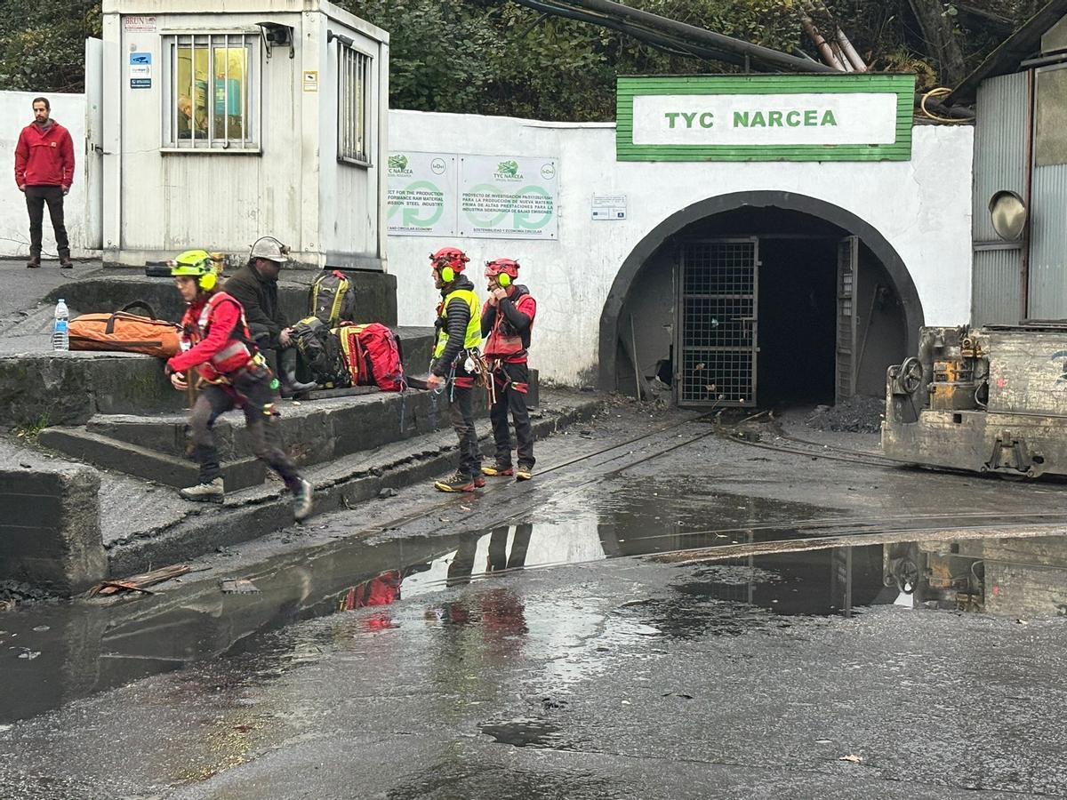 Mineros en el exterior de la explotación de Vega de Rengos, tras el accidente.