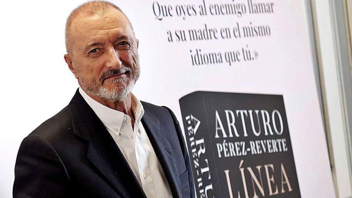 Arturo Pérez-Reverte, ayer, en la presentación de su novela &quot;Línea de fuego&quot;.