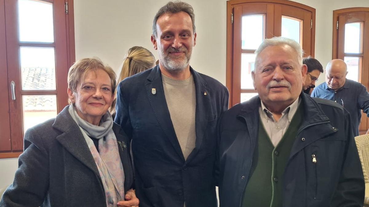 El nuevo alcalde de Gata, Toni Signes, junto a sus padres, Rosa y Pepe