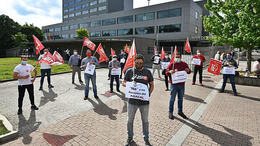 Protesta de los trabajadores de seguridad ante la Xunta.   | // G.S.